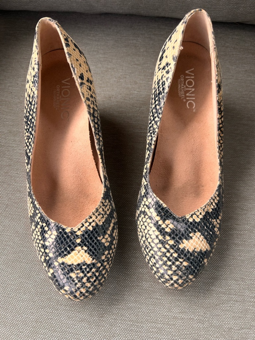 Vionic Snake-Print Wedge Pumps - Black & Cream size 7